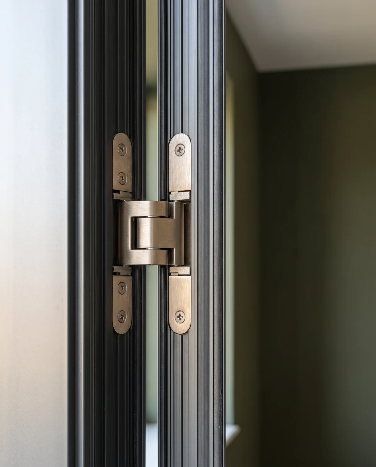 Concealed hinge in champagne-bronze on an anthracite aluminium entrance door (AI-generated)